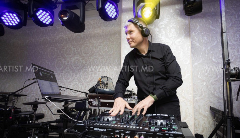 DJ Bond
